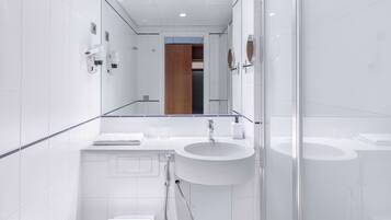 Ducha, artículos de tocador gratuitos, secador de pelo, bidet