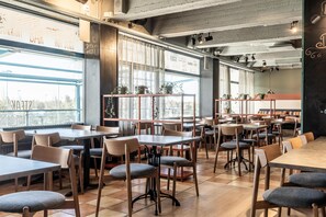 朝食、ディナーに営業