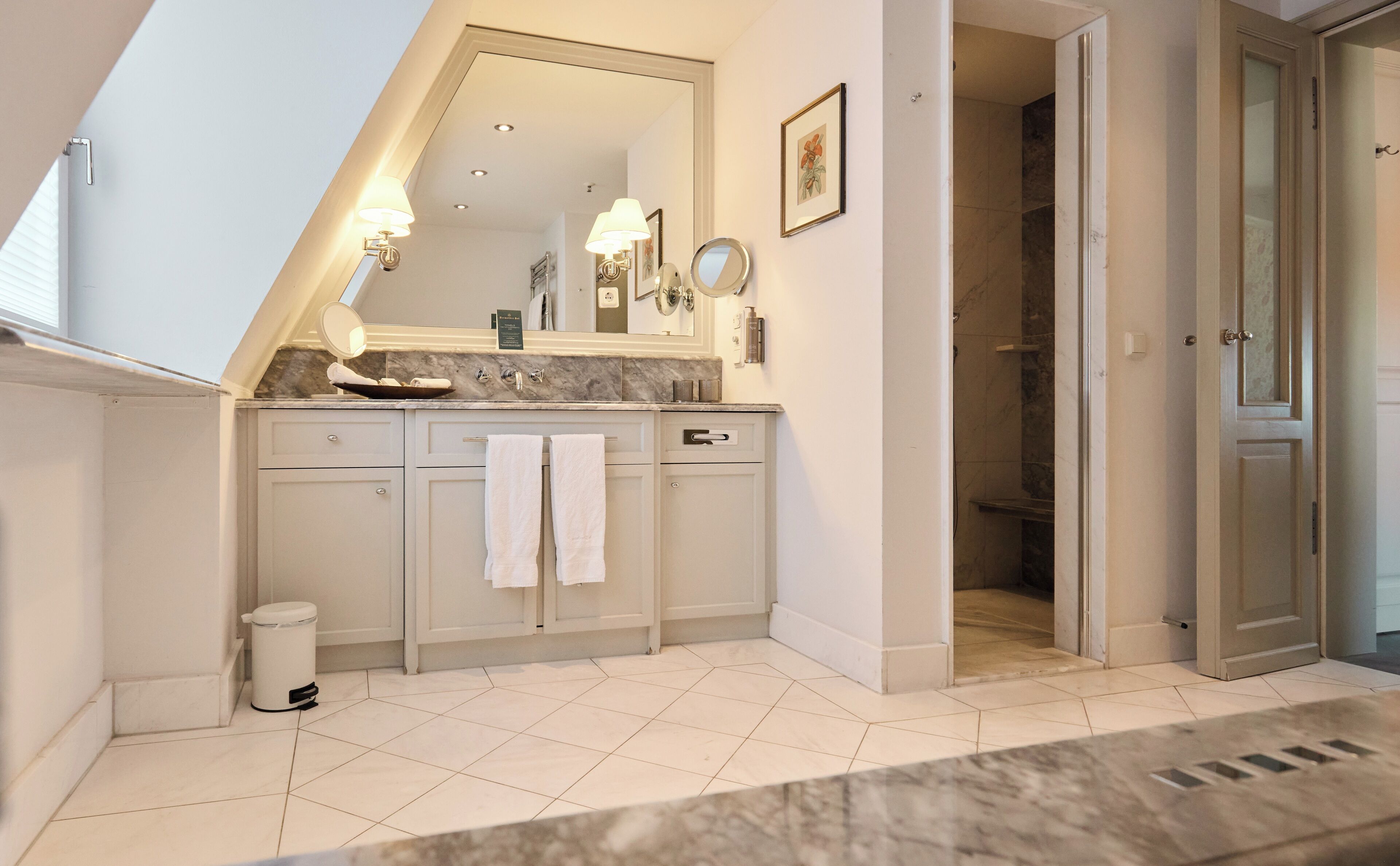 deluxe double room | bathroom | separate bathtub and shower, free toiletries, hair dryer, slippers