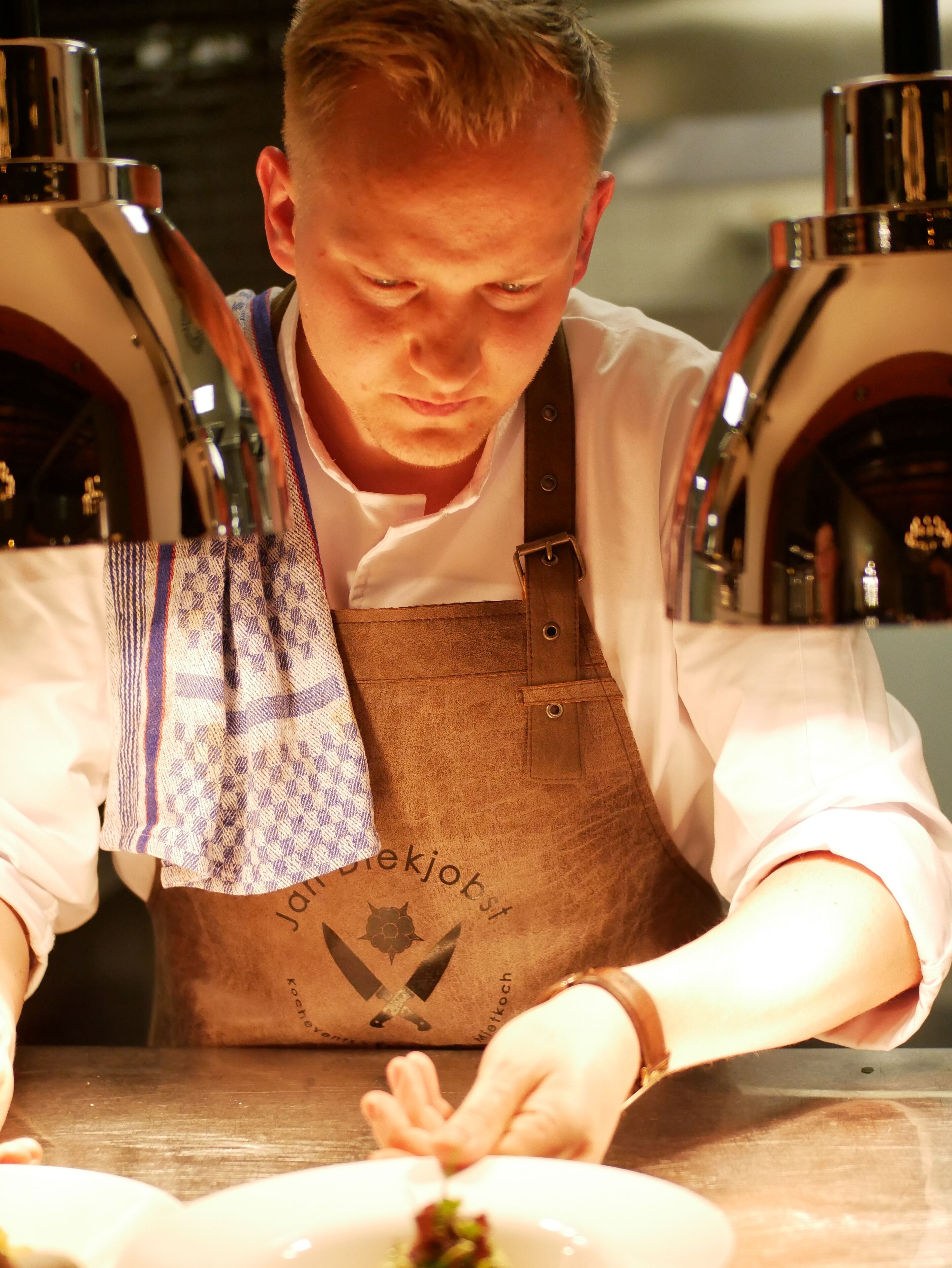 2 restaurants, international cuisine