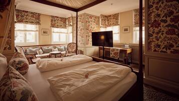 Suíte, 1 quarto, para não fumantes | Roupas de cama premium, frigobar, cofres nos quartos, escrivaninha