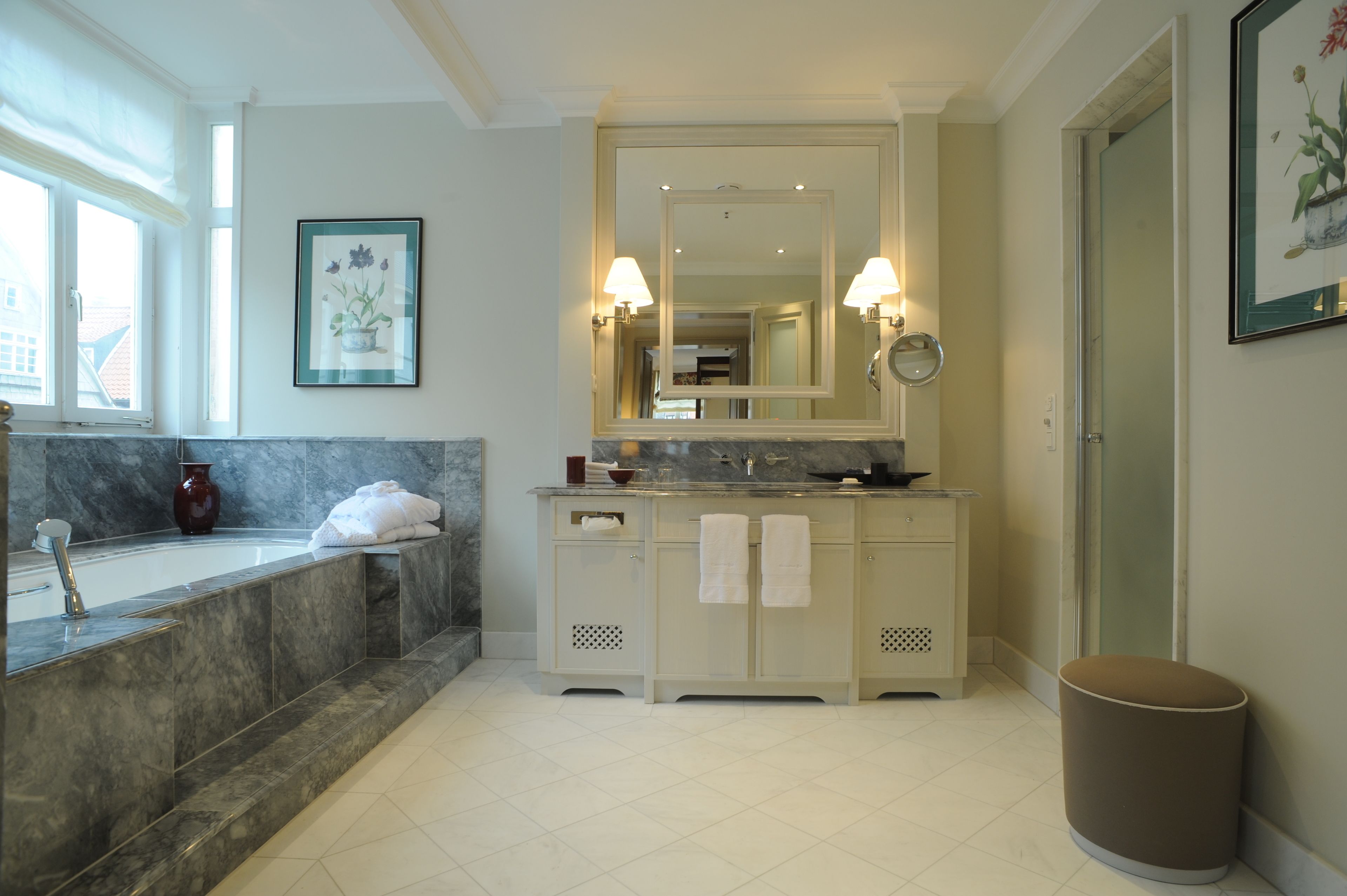 business double room single use | bathroom | separate bathtub and shower, free toiletries, hair dryer, slippers