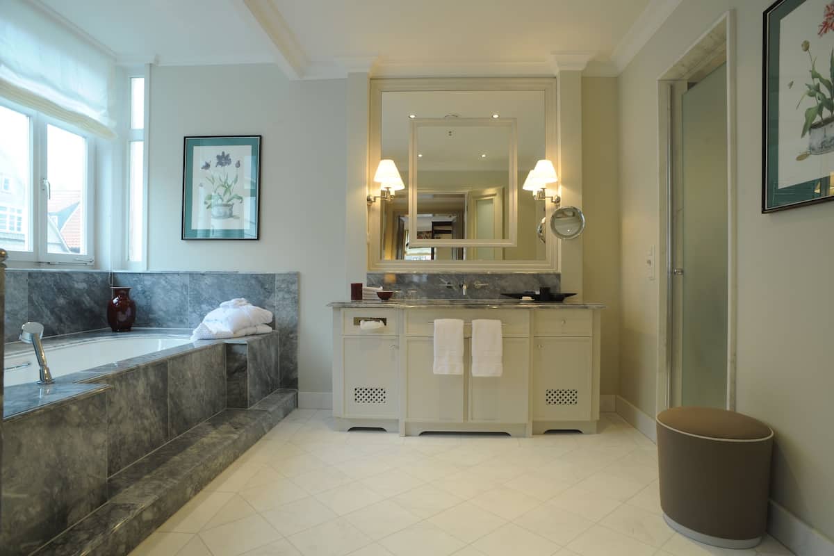 business double room single use | bathroom | separate bathtub and shower, free toiletries, hair dryer, slippers