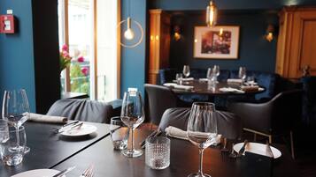 2 restaurants, international cuisine