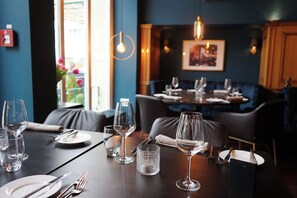 2 restaurants, international cuisine