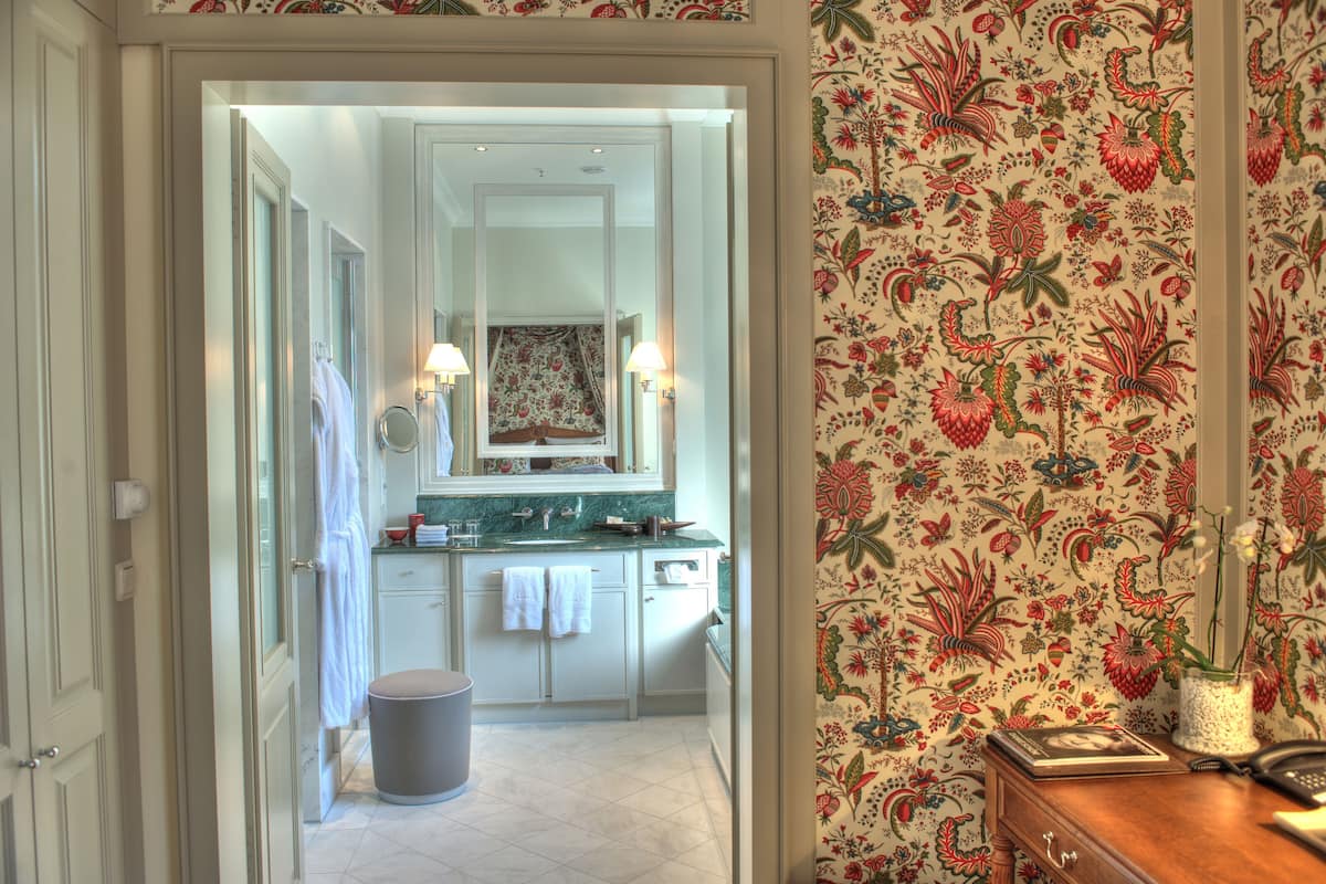 business double room single use | bathroom | separate bathtub and shower, free toiletries, hair dryer, slippers