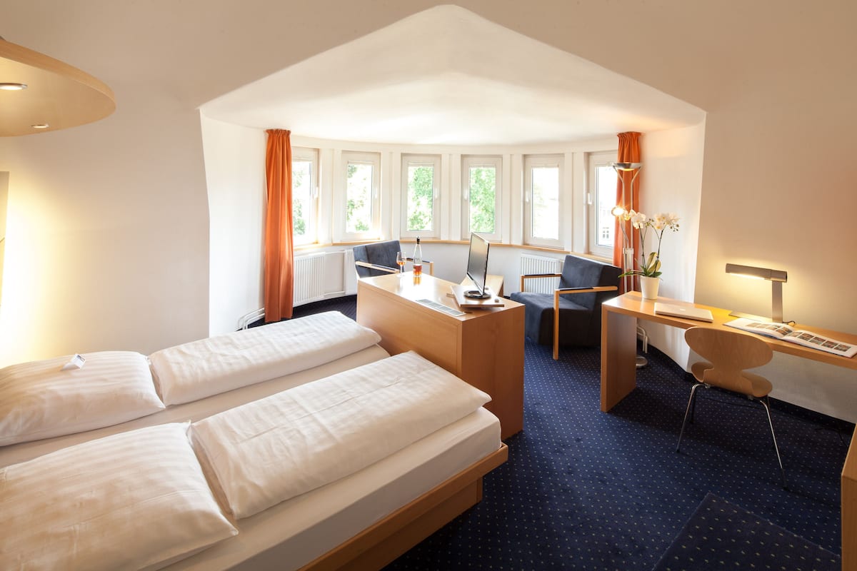 Comfort tweepersoonskamer | Hypoallergeen beddengoed, een kluis op de kamer, individueel gedecoreerd