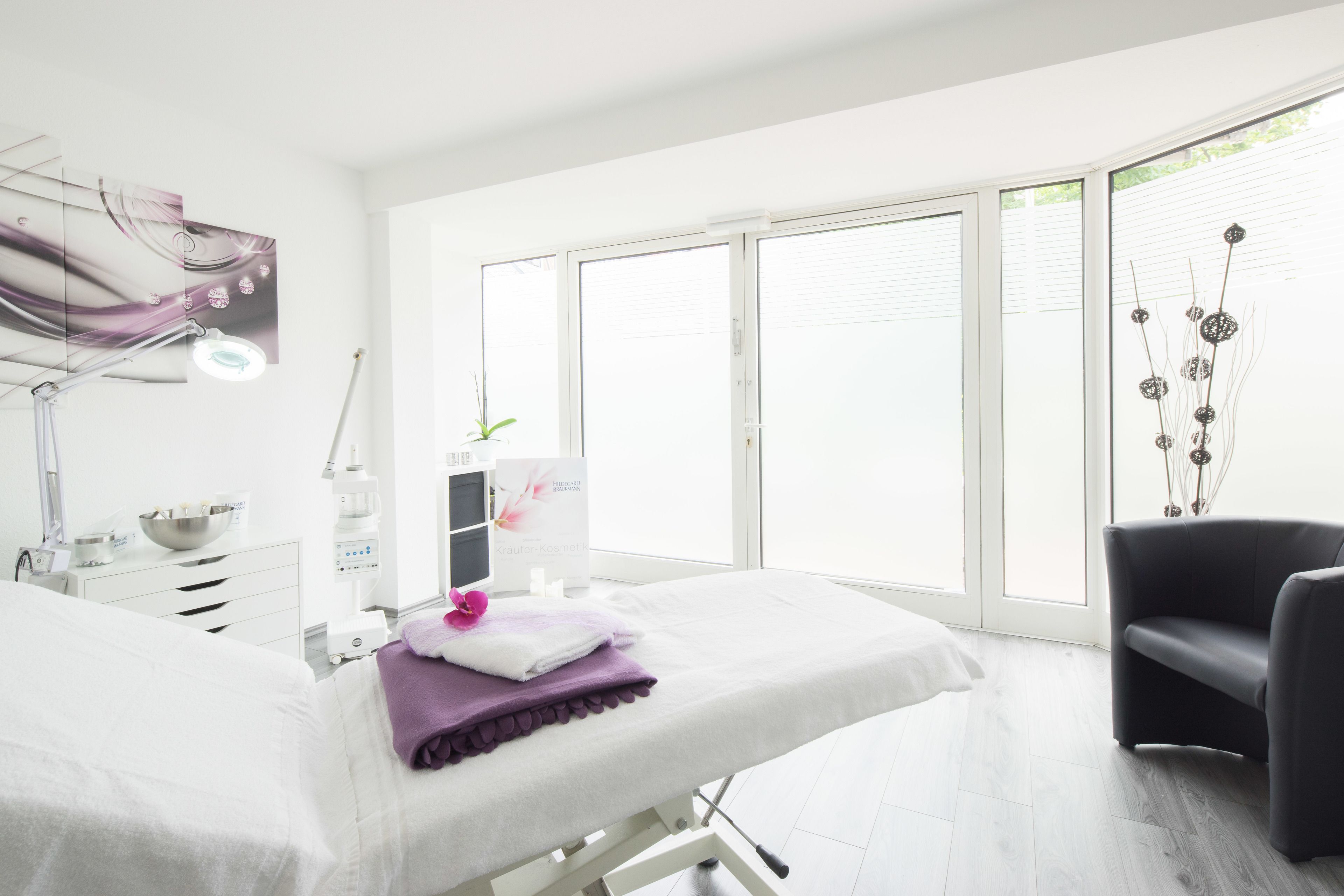 Sauna, poreallas, höyrysauna, 2 hoitohuonetta, hierontapalveluita