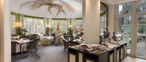 Petit déjeuner buffet (12.50 EUR par personne)