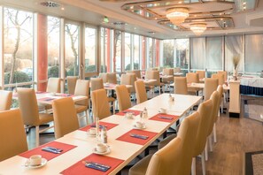 Buffet breakfast for a fee on weekdays - Hotel Stuttgart Sindelfingen City by Tulip Inn (Sindelfingen)