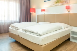 Hypo-allergenic bedding, in-room safe, desk, iron/ironing board - Hotel Stuttgart Sindelfingen City by Tulip Inn (Sindelfingen)