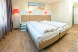 Ropa de cama hipoalergénica y caja de seguridad en la habitación 