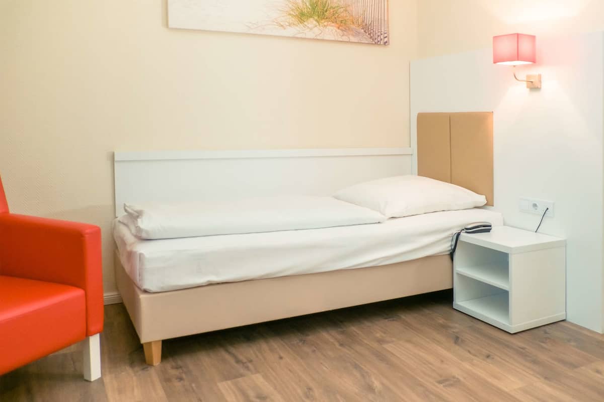 Standard Room, 1 Twin Bed, Bathtub | Hypo-allergenic bedding, in-room safe, desk, iron/ironing board