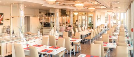 Petit déjeuner buffet servi en semaine (17.5 EUR par personne)