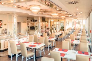 Café da manhã com buffet durante a semana (EUR 17.5 por pessoa) 