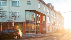 A modern building with large windows and a corner entrance. - Hotel Stuttgart Sindelfingen City by Tulip Inn (Sindelfingen)