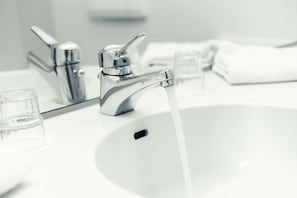 シャワー付き浴槽、環境にやさしいバスアメニティ、ヘアドライヤー、タオル