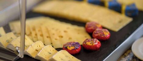 En uppläggning med olika sorters ost och choklad, presenterad i en buffé.