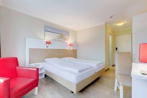 Roupas de cama antialérgicas, cofres nos quartos, escrivaninha