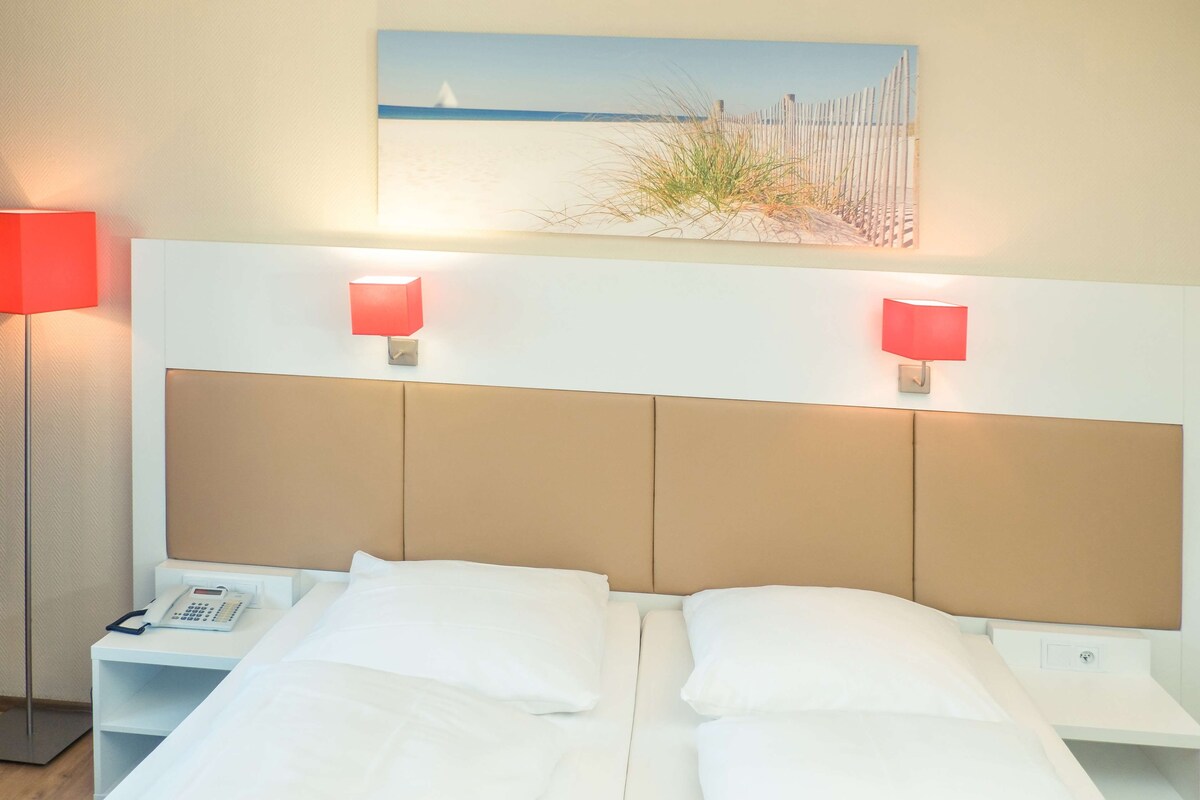 Standard Room, 1 Double Bed, Bathtub | Hypo-allergenic bedding available, in-room safe, desk