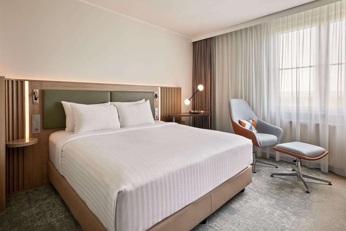 Standard Room, 1 King Bed (View) | Hypo-allergenic bedding, minibar, in-room safe, desk