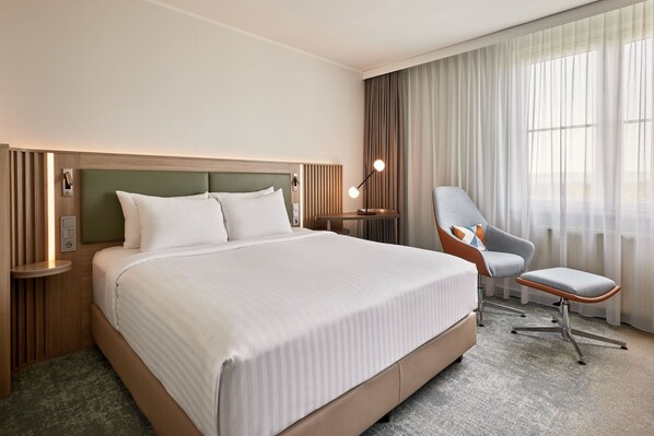 Standard Room, 1 King Bed (View) | Hypo-allergenic bedding, minibar, in-room safe, desk