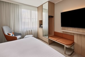 Standard Room, 1 King Bed (View) | Hypo-allergenic bedding, minibar, in-room safe, desk