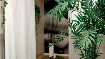 Behandlingsrum för par, aromaterapi och massage med varma stenar