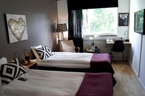 Standard-Zweibettzimmer | Individuell dekoriert, Schreibtisch, Verdunkelungsvorhänge
