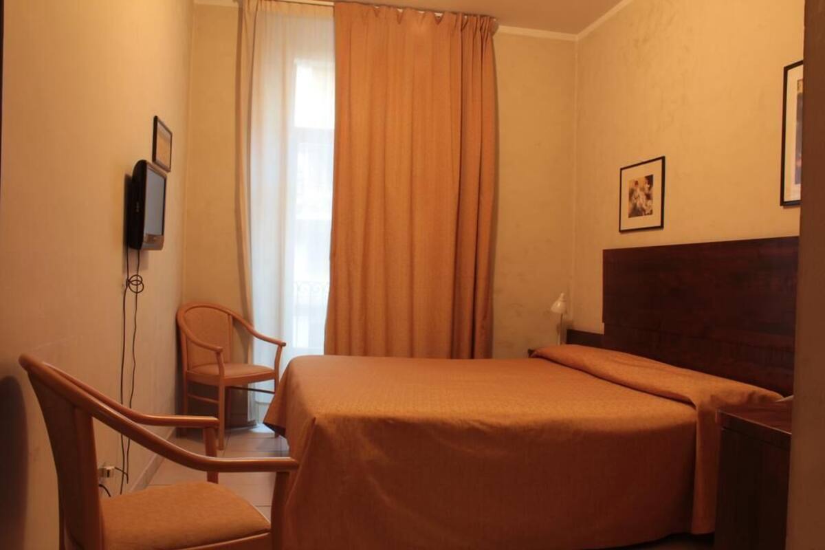 Copriletto in piuma, minibar, una scrivania, postazione laptop