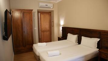 Camera con letto matrimoniale o 2 letti singoli | Copriletto in piuma, minibar, una scrivania, postazione laptop