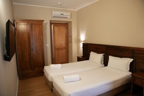 Double or Twin Room | Down duvets, minibar, desk, laptop workspace - Hotel Montevecchio (Turin)