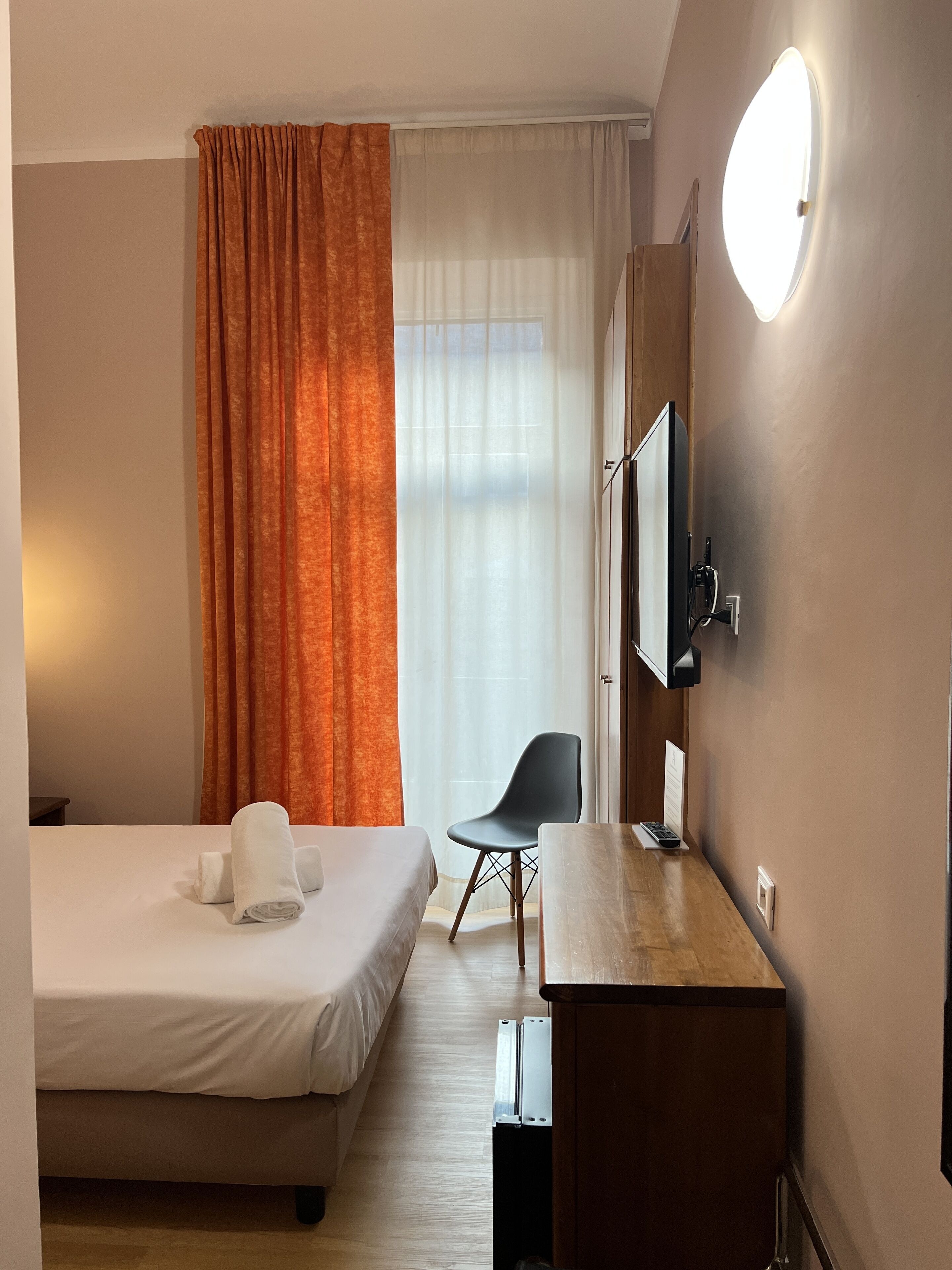 Standard Room, 1 Large Twin Bed | Down comforters, minibar, desk, laptop workspace