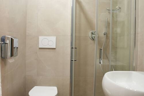 Habitación con 1 cama doble o 2 individuales | Baño | Ducha, cabezal de ducha tipo lluvia, secador de pelo y bidé