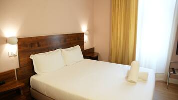 Copriletto in piuma, minibar, una scrivania, postazione laptop