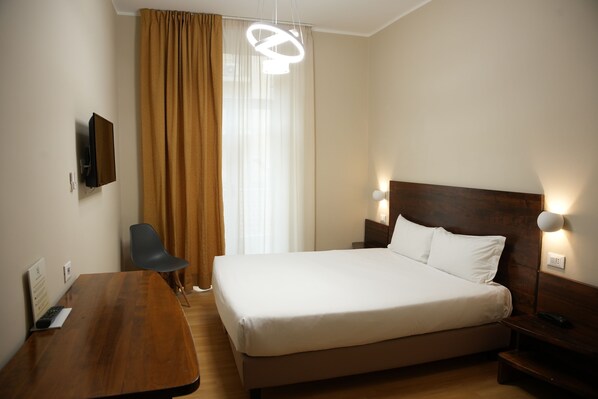 1 habitación, cubrecamas, minibar y escritorio 