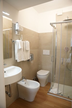Standard Room | Bathroom | Shower, rainfall showerhead, hair dryer, bidet - Hotel Montevecchio (Turin)