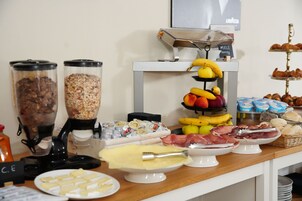 Se ofrece un desayuno bufé todos los días (por un coste adicional)