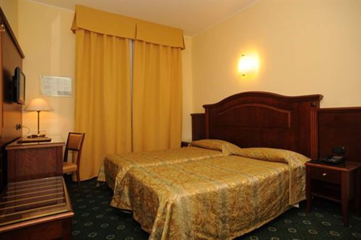 Hypo-allergenic bedding, minibar, desk, laptop workspace