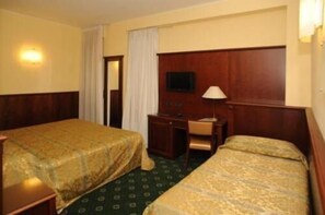 Hypo-allergenic bedding, minibar, desk, laptop workspace - Hotel Valganna (Milan)