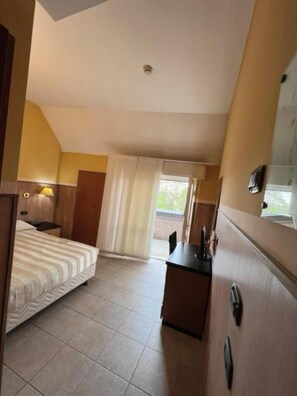 Allergitestet sengetøy, minibar, skrivebord og skrivebord for bærbar PC