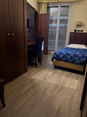 Ropa de cama hipoalergénica, minibar y escritorio 