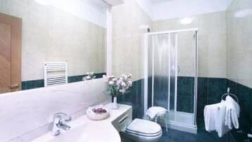 Dusche, kostenlose Toilettenartikel, Haartrockner, Bidet