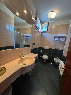 Regadera, amenidades de baño gratuitas, secadora de cabello, bidet 