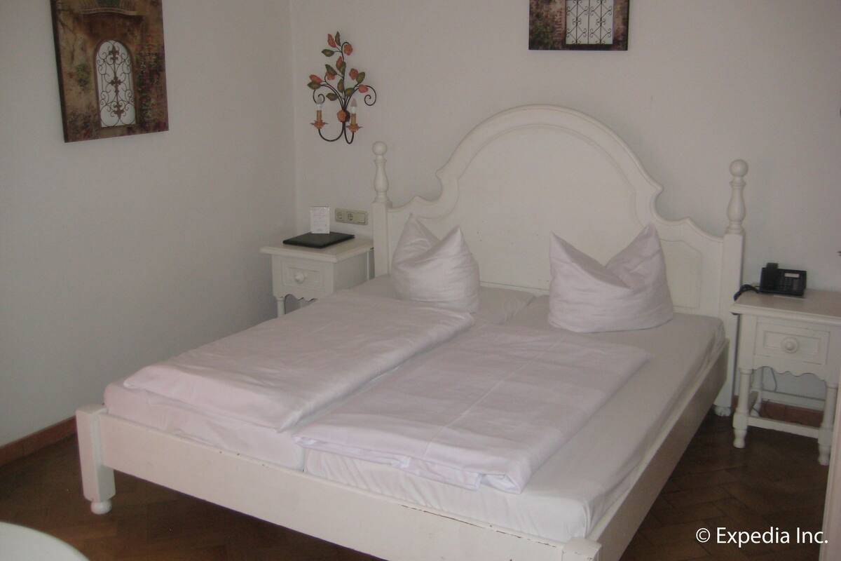 Standard Double or Twin Room | Premium bedding, pillowtop beds, desk, iron/ironing board (on request)