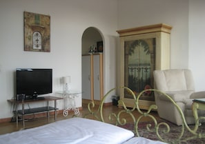 Triple Room | Premium bedding, pillow-top beds, individually furnished, desk - Hotel Seibel (Munich)