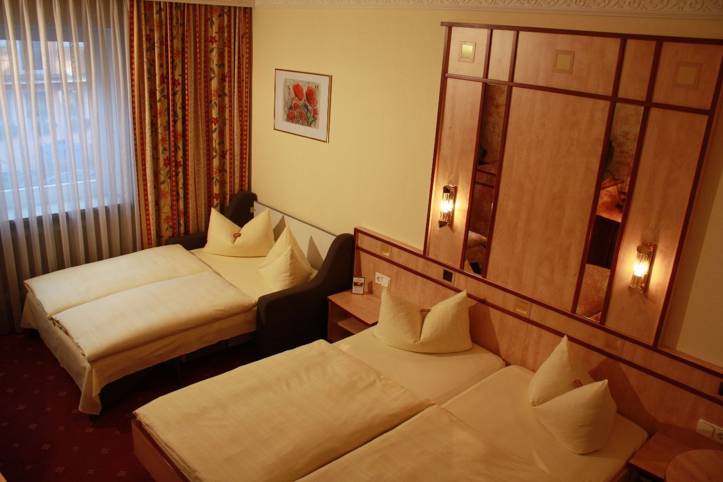 quadruple room | 1 bedroom, hypo-allergenic bedding, minibar, desk