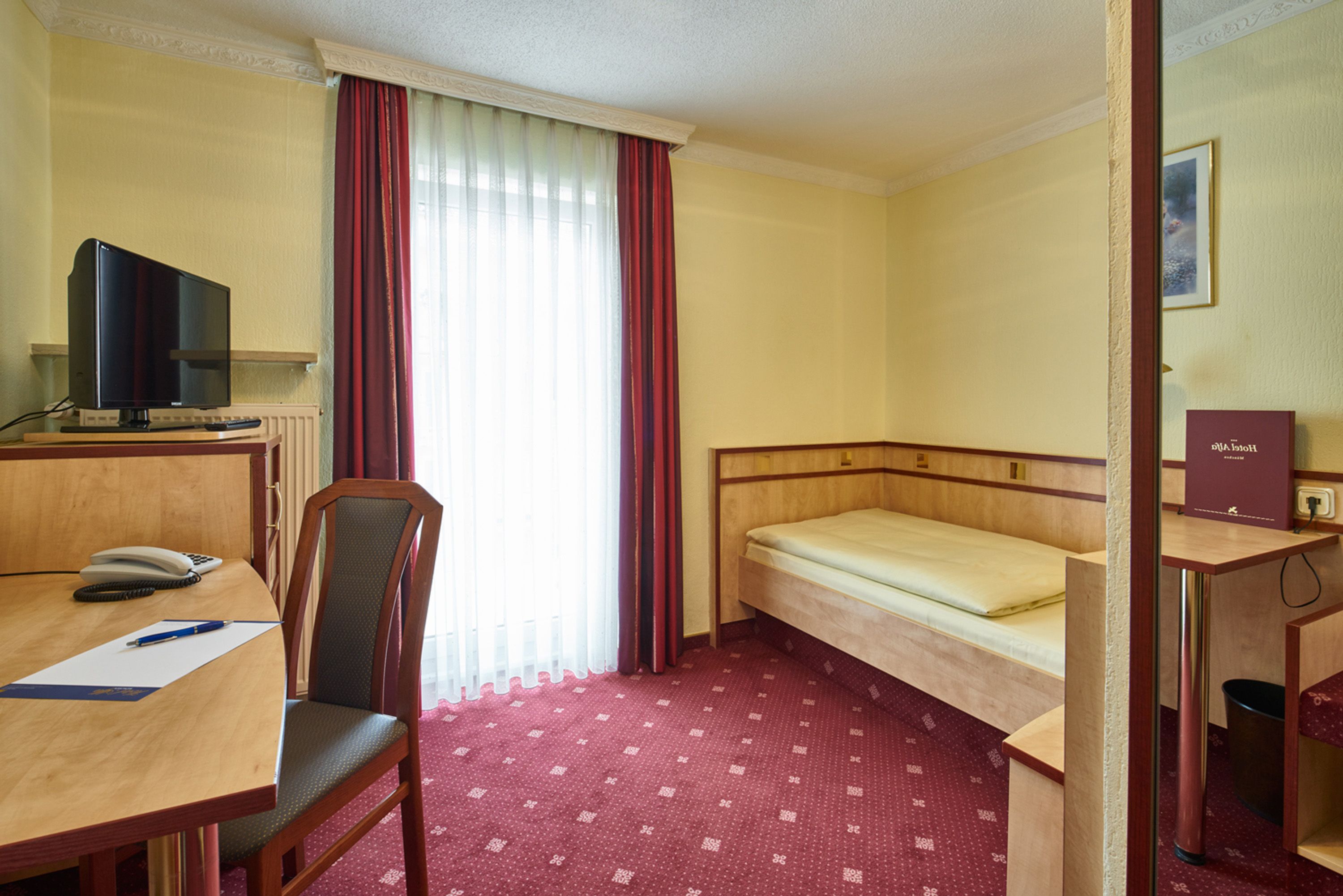 comfort single room | 1 bedroom, hypo-allergenic bedding, minibar, desk