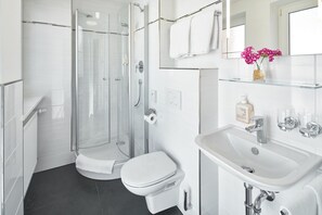 Habitación triple Confort | Baño | Secador de pelo y toallas