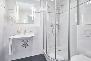 Comfort Double Room | Bathroom | Hair dryer, towels - Alfa City Centre (Munich)